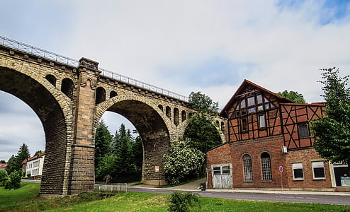 Viadotto, Stadtilm, Turingia in Germania, Ponte ferroviario, Ponte, vecchio, treno
