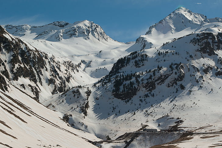 Francia, Pirineos, Béarn, paisaje de invierno, montaña, nieve, gama de la montaña