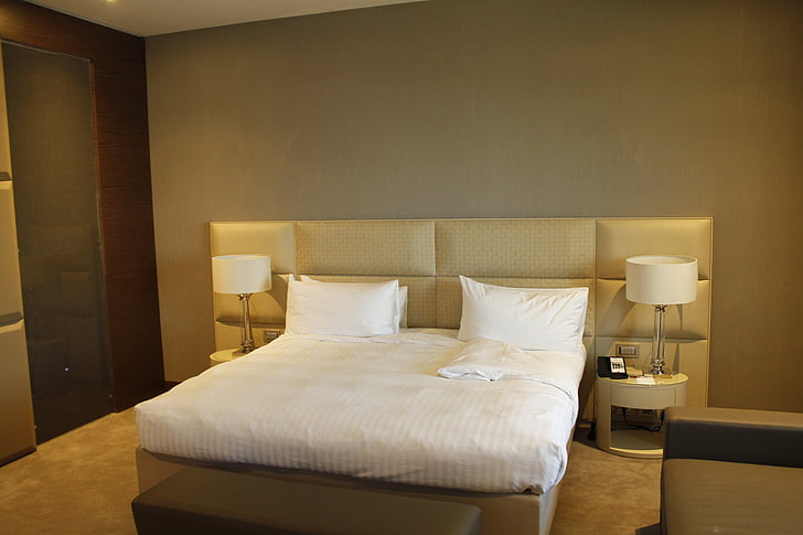 Viešbutis, lova, dekoratyvinės pagalvėlės