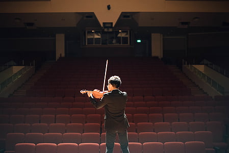 hombre, usando, negro, traje, jugando, violín, etapa