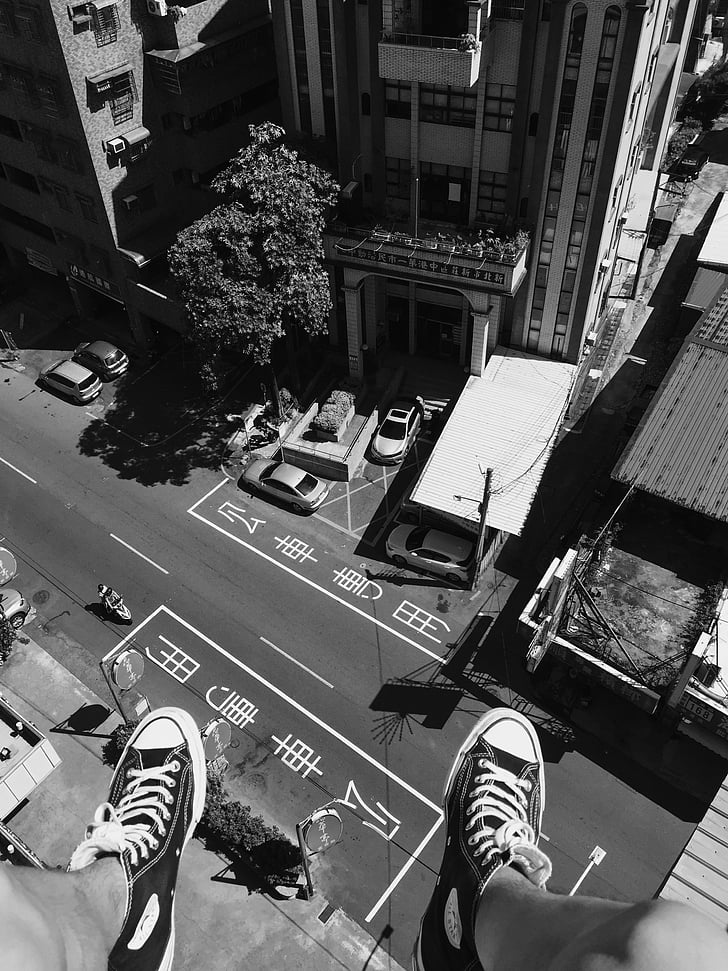 en noir et blanc, bâtiment, voitures, pieds, chaussures, point de vue, route