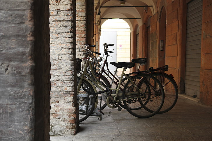 ποδήλατα, βεράντα, ιστορικό κέντρο, στήλες