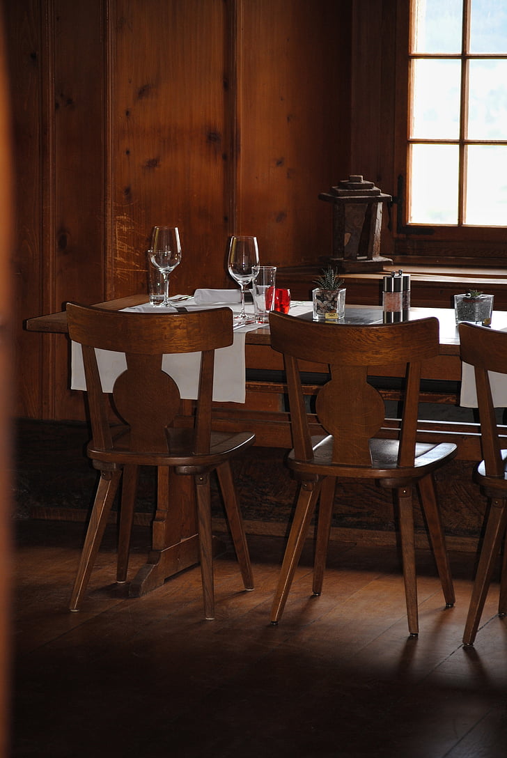 guest room, restaurant, rustic, gedeckter table, wine glasses, closed habsburg, switzerland