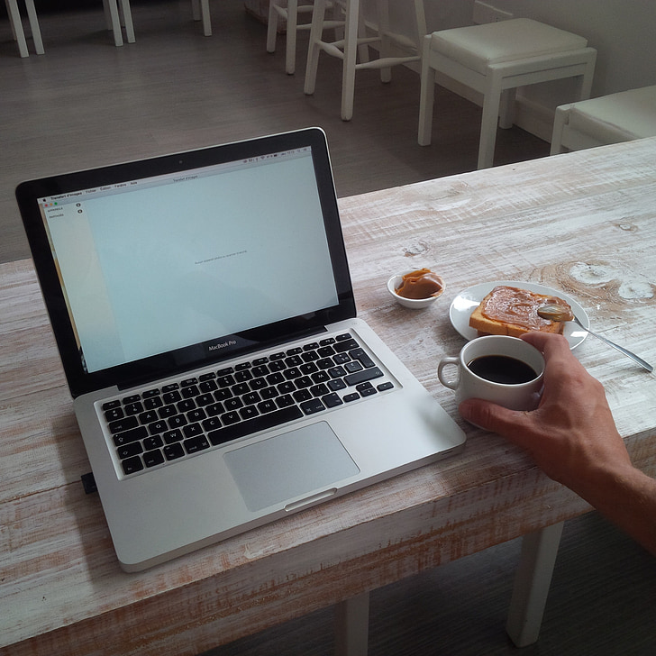 café, pain, ordinateur, le petit déjeuner