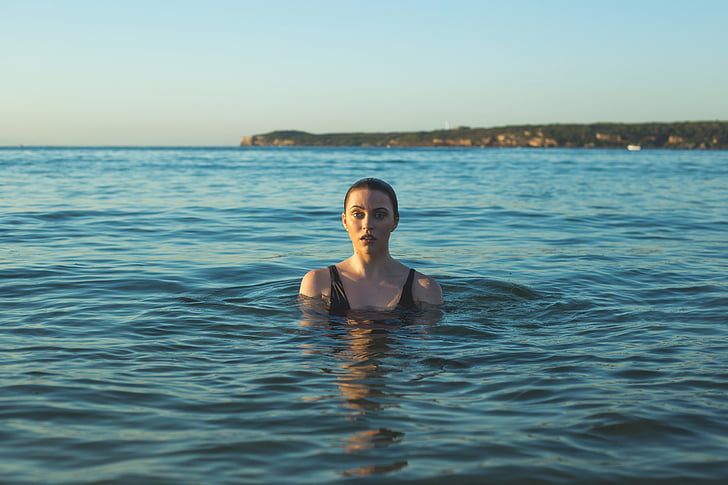 imagen, contiene, mujer, natación, mar, agua, persona