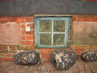 casa de viejo mercader, detalle, ventana del sótano, azul, usado, algas, ventana