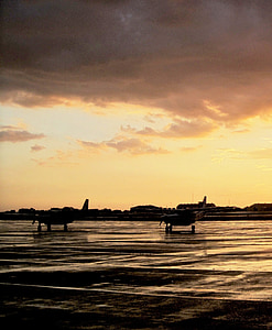 lentoliikenteen alalla, ilma-aluksella, Asfaltti, märkä, sadetta, Sunset, pilvet