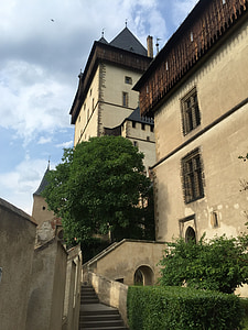Karlstein, Schloss, Stärke, die Wände der