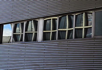 het platform, gebouw, modern gebouw, detail, venster, reflectie
