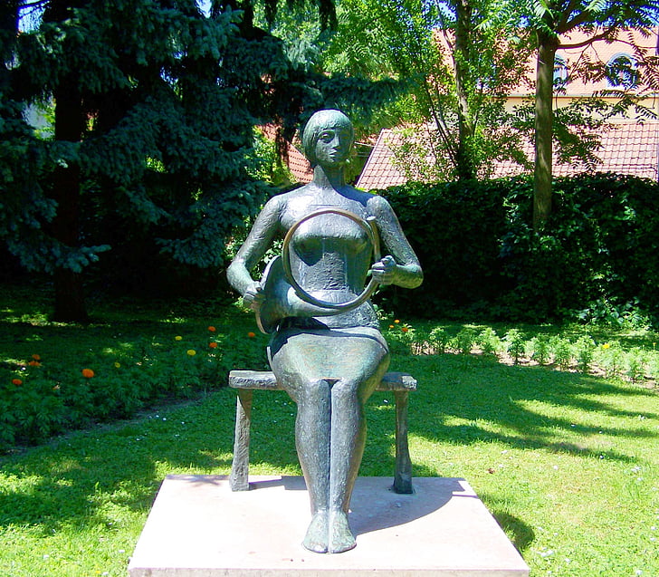 bronzen beeld, vrouwelijke instrument, Siklós, standbeeld