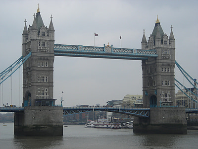 Tower bridge, London, tilts, upes