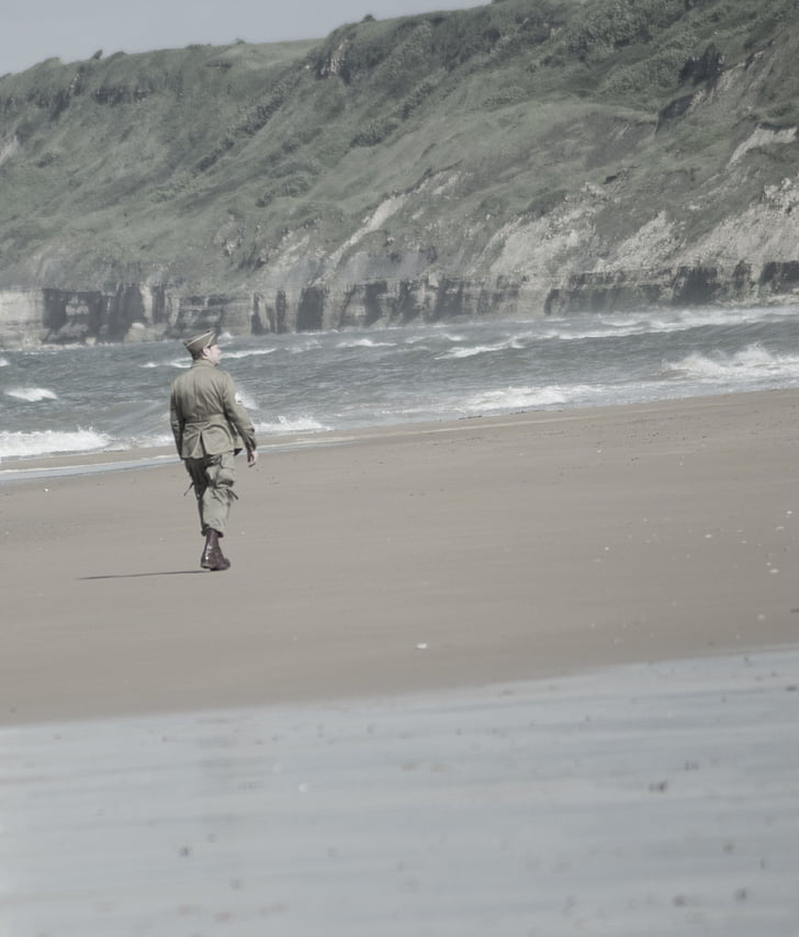 soldat, a peu, només, platja, Normandia, aterratge, oceà