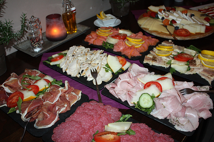 Hommikusöök Rootsi lauas, juustu, vorst, sink, lõhe, salaami, süüa