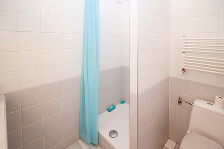 Szabad fotó: fürdÅszoba, wc, fürdÅ, tükör, apartman, szoba, ház ... Fürdőszoba wc
