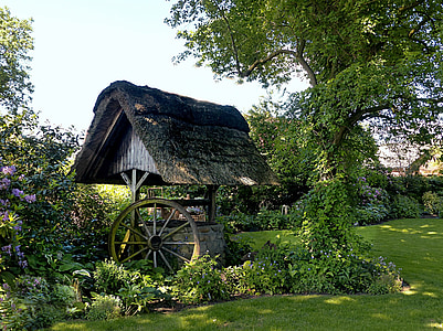 Fontaine, toit de chaume, roue de wagon, vieux, jardin, printemps, cultures