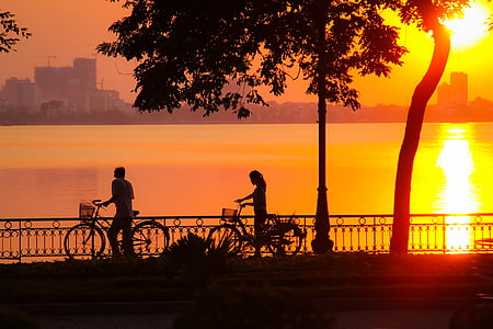 posta de sol, llac Tây, Hanoi, Vietnam, a l'exterior, silueta, persones