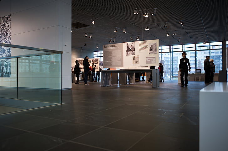 Topographie des terrors, Ausstellung, Berlin, Innenraum, Museum, Architektur, Besucher