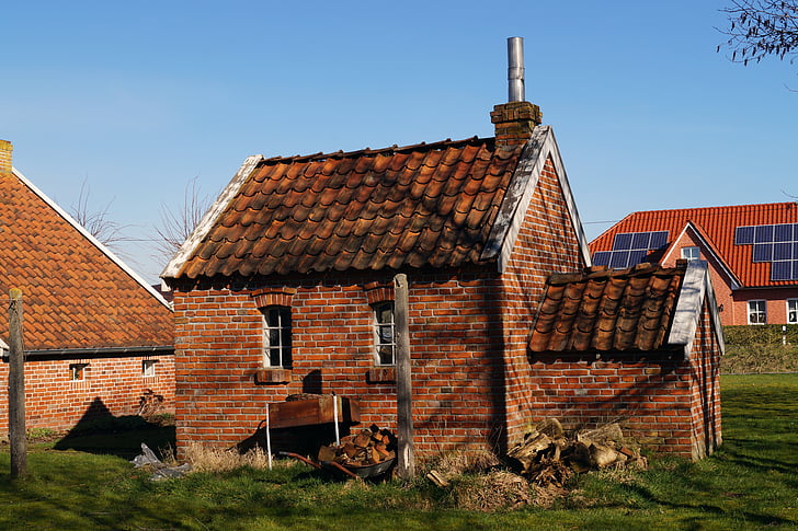 baksteen hut, zeer oude, oven, turf drogen, Oost-Friesland, historische behoud