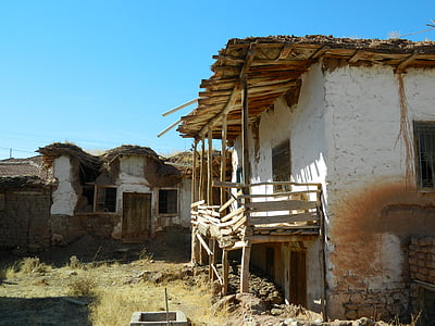 Dorf, aufgegeben, leerstehende Häuser