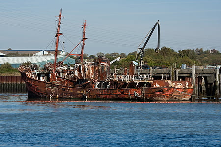oxidación de pontones, pontones, auge de aceite, edificios junto al mar, embarcadero, agua azul, Río orwell
