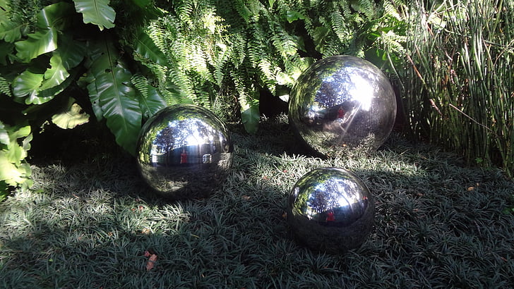 esferes metàl·liques, decoració jardí, jardí, Jardineria, paisatgisme, reflexió, meditació