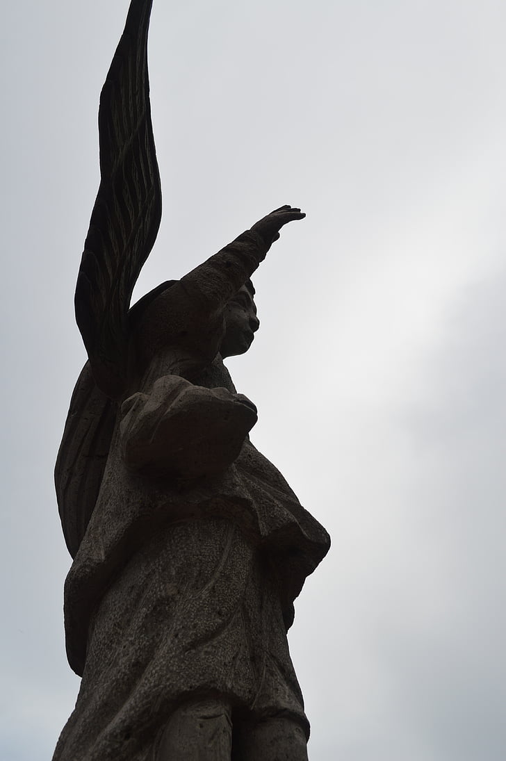 Статуята, Ангел, Църква