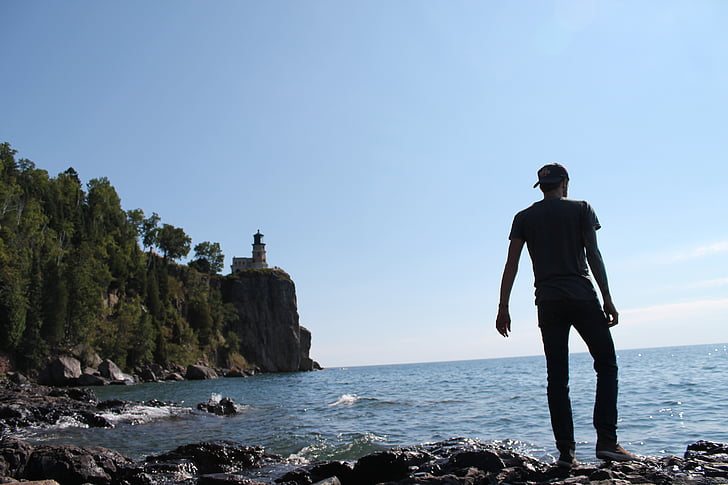 άνδρες, στέκεται, κοντά σε:, στη θάλασσα, βράχια, άτομα, ο τύπος
