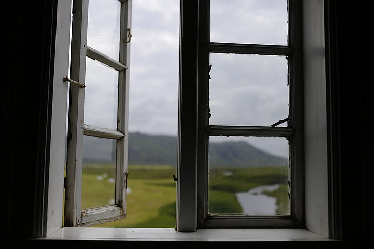 skats pa logu, Islande, kalnu ainava