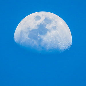tuvplāns, Half moon, Luna, mēness, debesis
