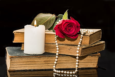 libros antiguos, color de rosa, rosa roja, vela, collar de perlas, flor, floración