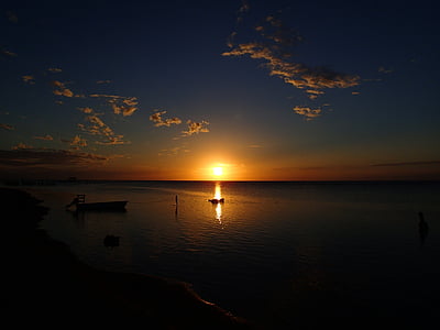 puesta de sol, Roatán, barco