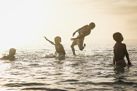 bērniem, jautri, laimīgs, okeāns, cilvēki, spēlē, jūra