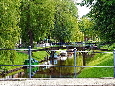 kanal, Friedrichstadt, Nizozemski naselja, brodovi, mostovi, vanjski catering, turizam