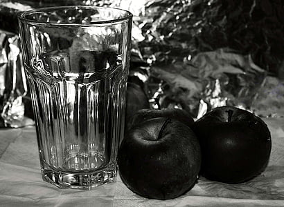 sklo, zátišie, jablká, reflexie, čierna a biela, emócie