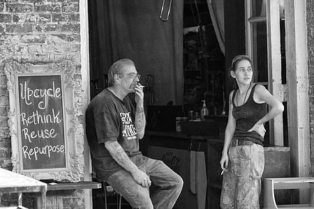 photographie de rue, la Nouvelle-Orléans, travailleurs, usage du tabac, sur pause, noir et blanc