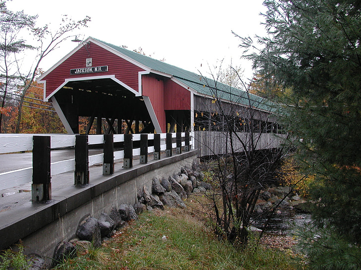 New Hampshire-ben, Jackson, fedett híd, híd, közúti, patak, piros