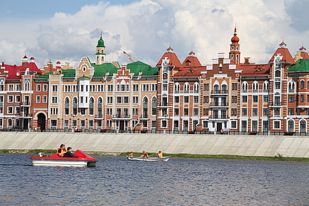 staden, Yoshkar-Ola, sevärdheter, Ryssland, rött tegel, floden, båtliv