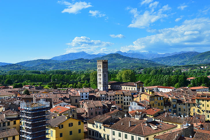 Itálie, Lucca, staré město, střechy, krajina