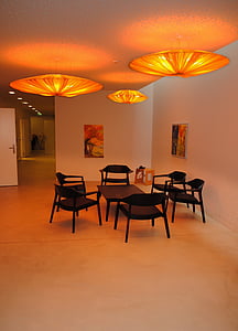 lumière, éclairage, plafonniers, orange, disposition des sièges, salle d’attente, clinique barmelweid