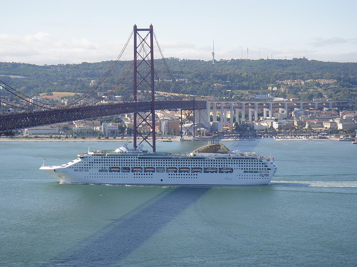 Lisszabon, Portugália, a híd április 25-én, csónak