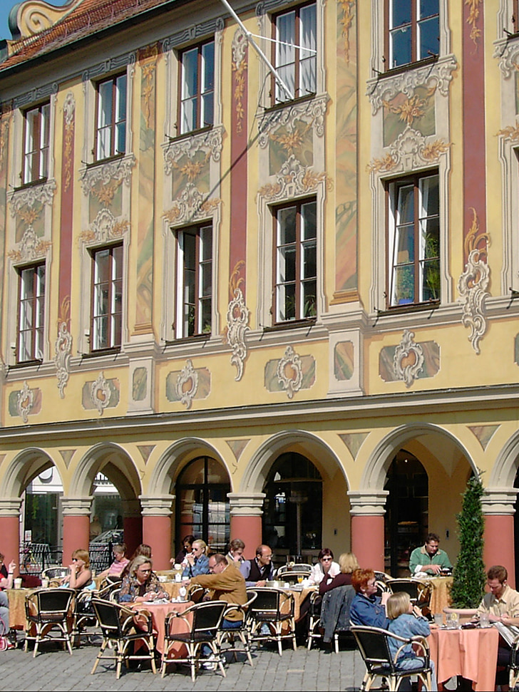 street cafe, magnificent façade, mediterranean flair, arcades, memmingen