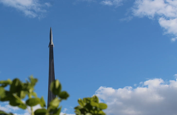 cohete, Monumento, lanzamiento, vuelo, los arbustos, cielo, cielo azul