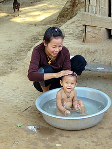 Laos, byn, etniska lao, babybad, toalett, Familj, ömhet