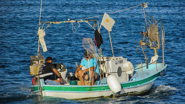 horgászcsónak, indulás, kikötő, halászat ideje, délután, Ciprus, Ayia napa