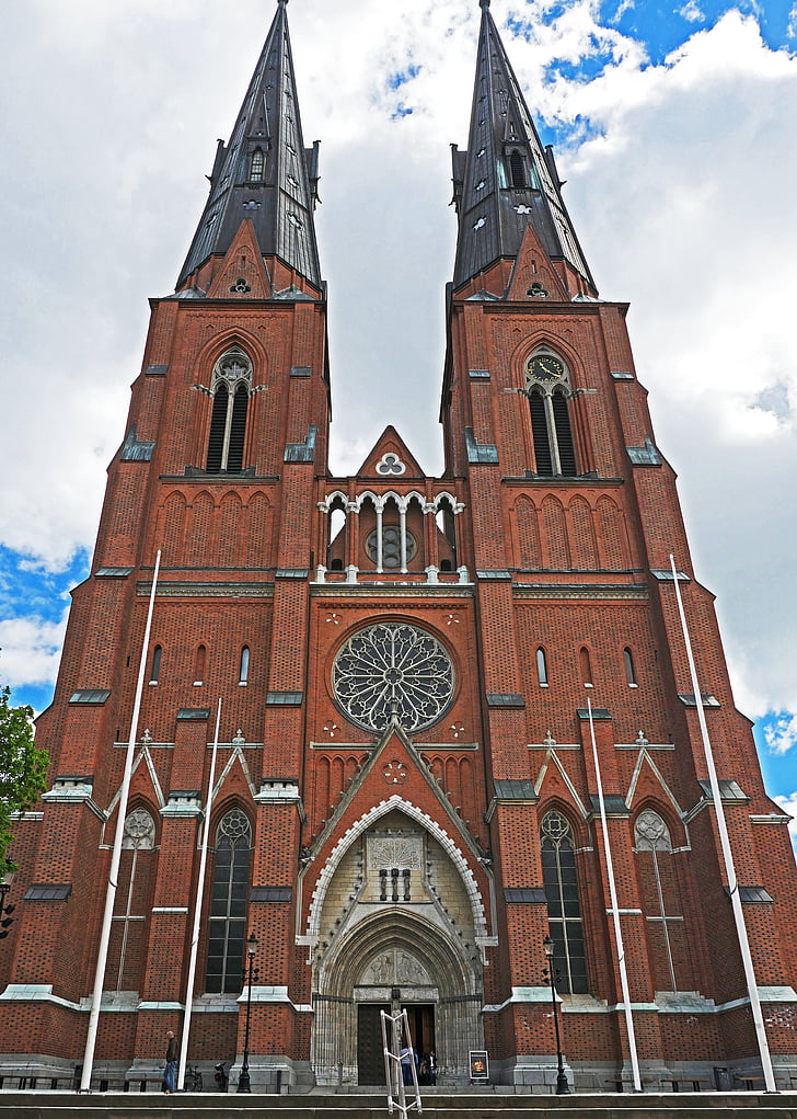 Uppsala domkirke, viktigste portal, tårn, den største kirken i Sverige, Center, sentrum, Stadtmitte