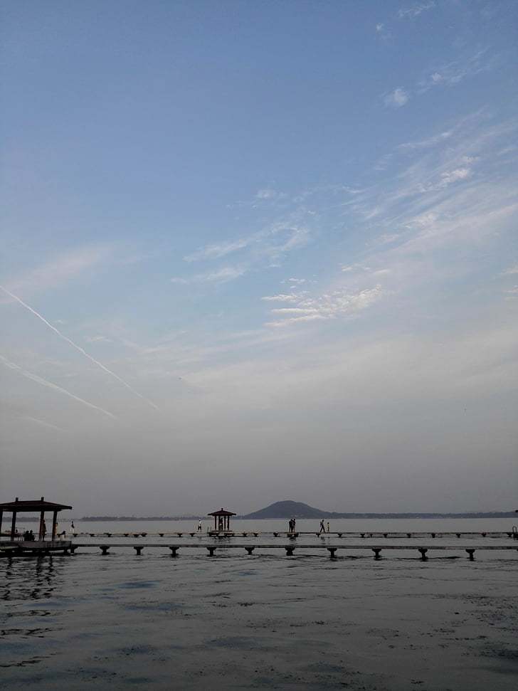 Lac d’Orient, ciel bleu, sites touristiques