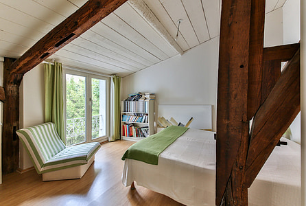 chambre moderne, poutres en bois, décor moderne, décoration verte, design d’intérieur
