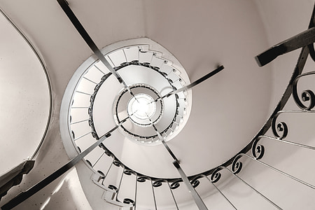 trappa, tittar upp, vit, inomhus, trappa, trappor, spiral