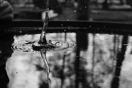 een druppel water, water, zwart-wit, fotografie