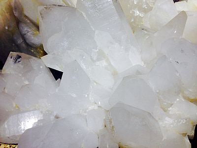 Rock crystal, pool vääriskivi, kivid, valge